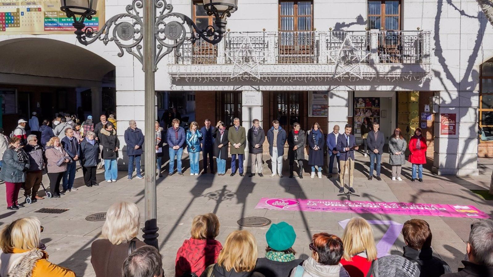 Torrejón de Ardoz rinde homenaje a las víctimas de violencia machista con un minuto de silencio