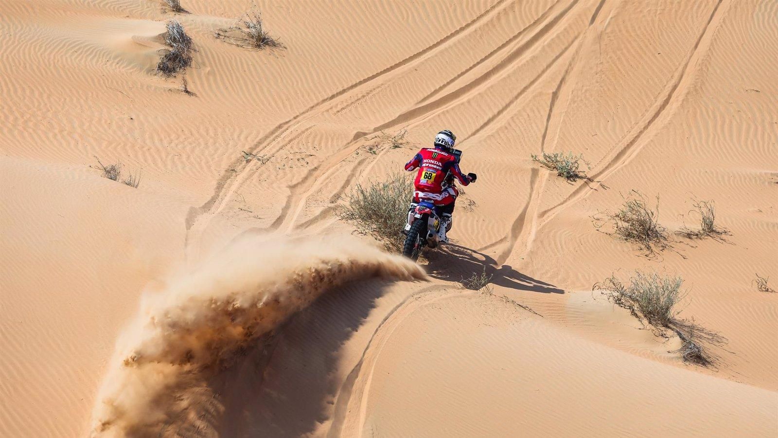 Tosha Schareina domina la penúltima etapa del Dakar y recorta distancias