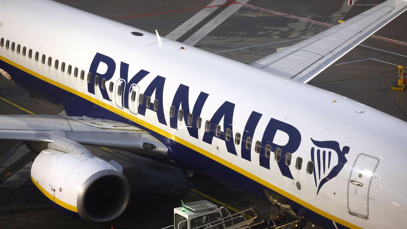 Ryanair elimina 12 rutas y 800.000 asientos para este verano en España y critica a Aena por su 