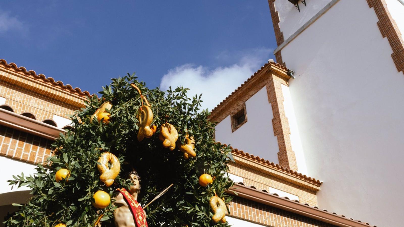 Pozuelo celebra San Sebastián con procesión y reparto de naranjas