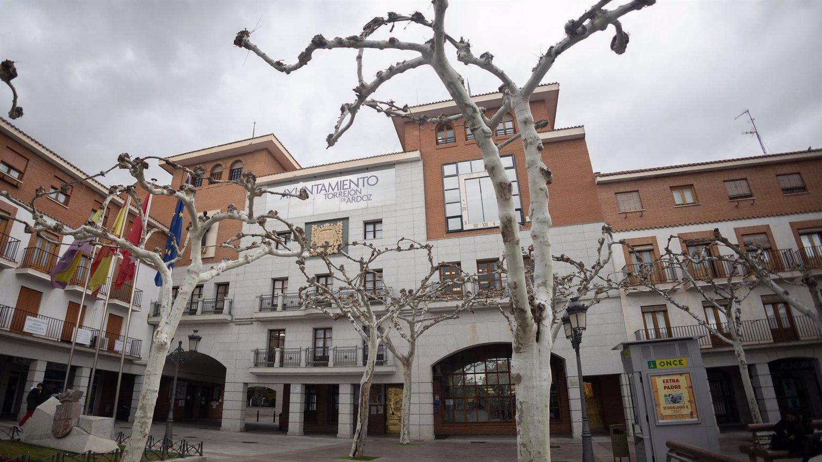 Retiran una torre de media tensión cercana al colegio Iker Casillas en Torrejón de Ardoz