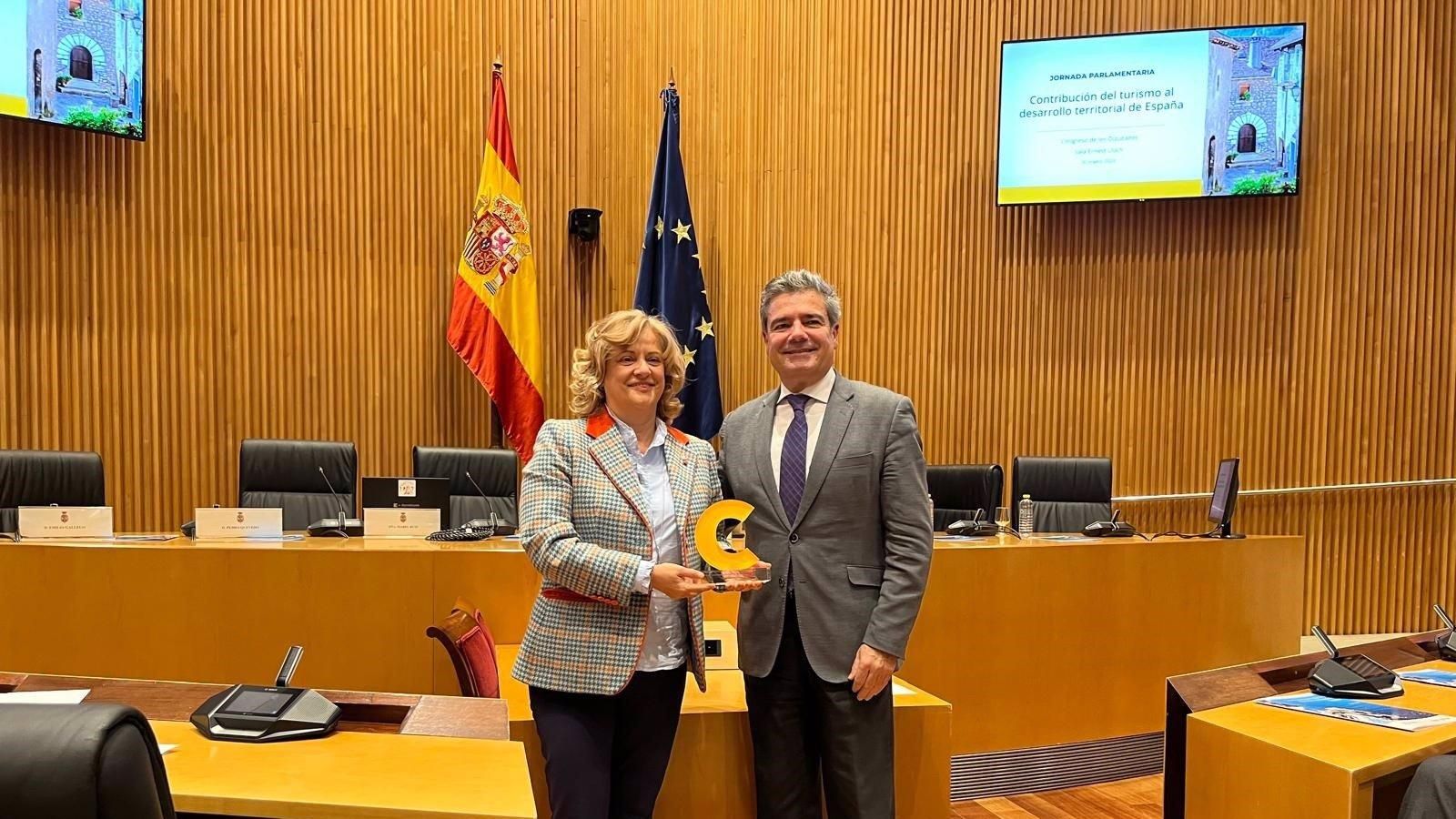 Alcalá de Henares recibe el premio Turismo Urbano 2024 de Competur en el Congreso de los Diputados