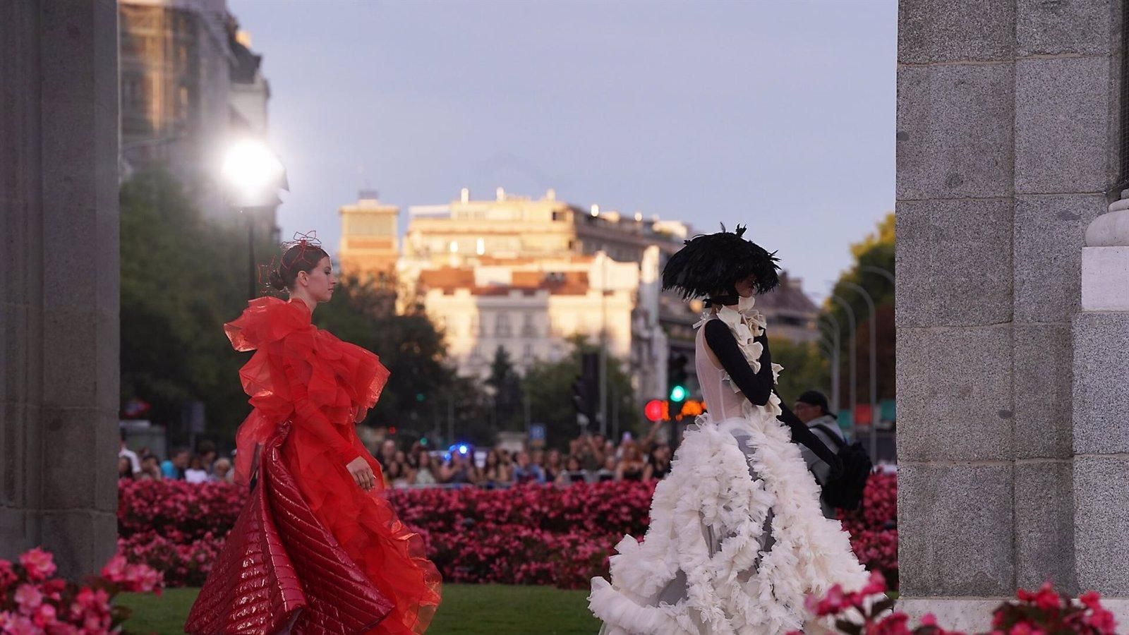 Madrid convierte la Plaza de la Villa en el epicentro de la Semana de la Moda 2025