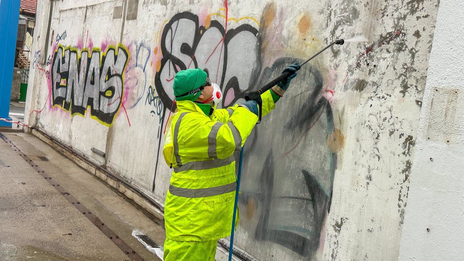 Galapagar elimina 7.000 grafitis en una campaña de limpieza