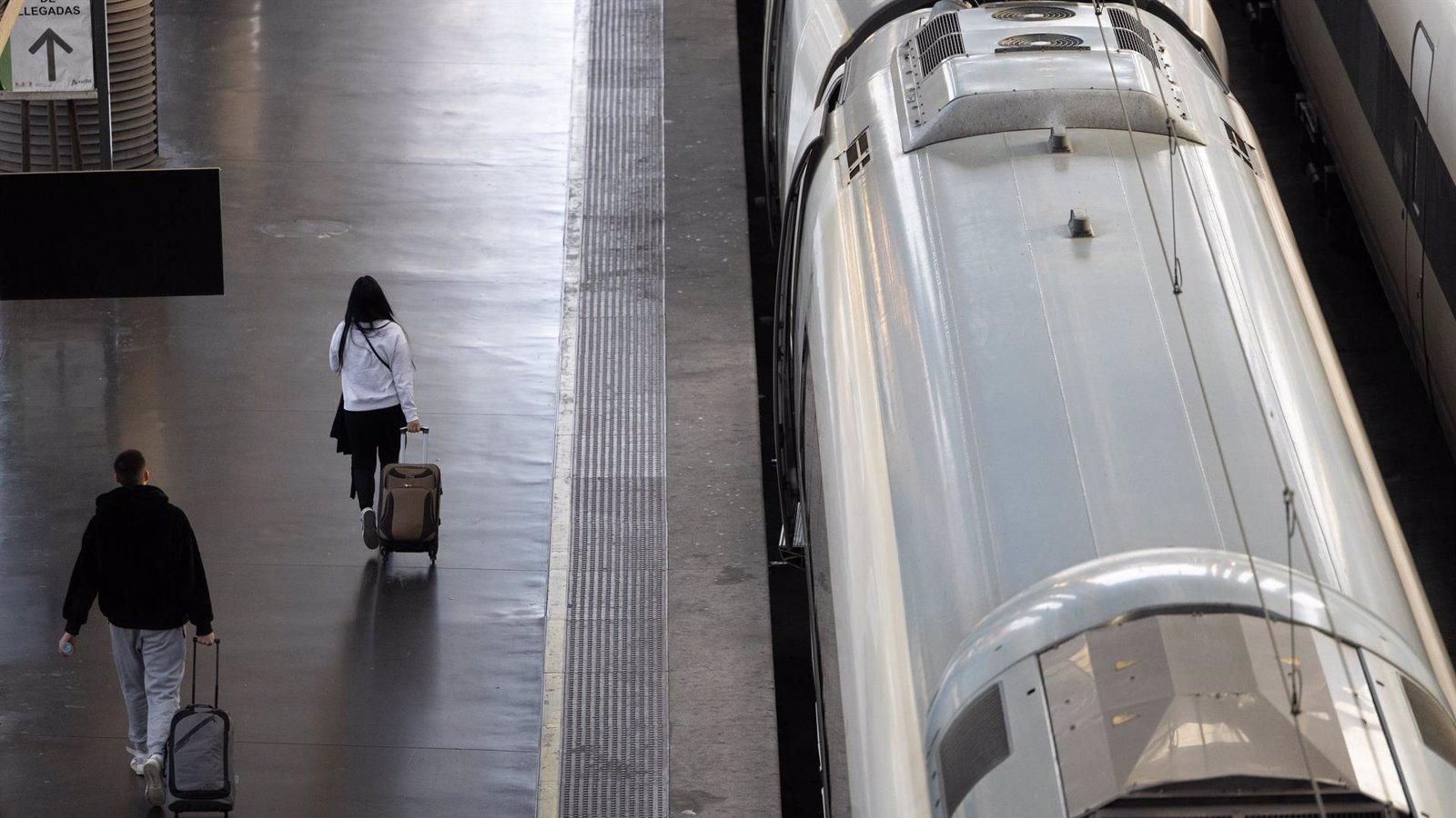 Renfe deja de emitir abonos gratuitos tras el fracaso del decreto ómnibus