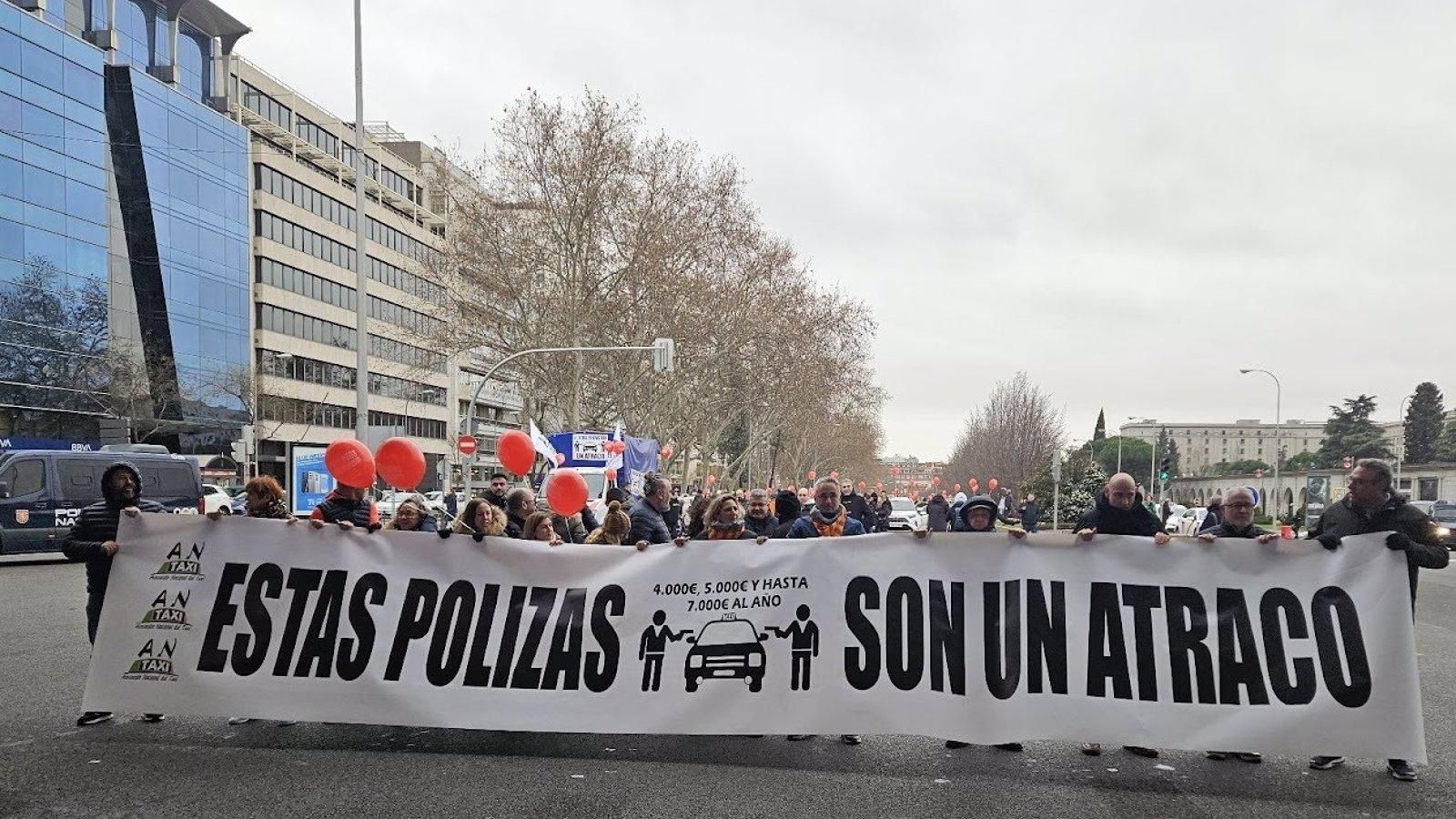 Los taxistas protestan en Madrid contra el alza de los seguros y denuncian precios abusivos