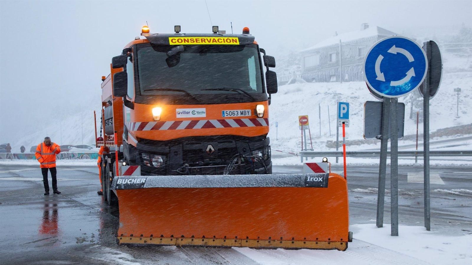 La nieve complica el tráfico en 56 carreteras, incluidas cuatro de la red principal