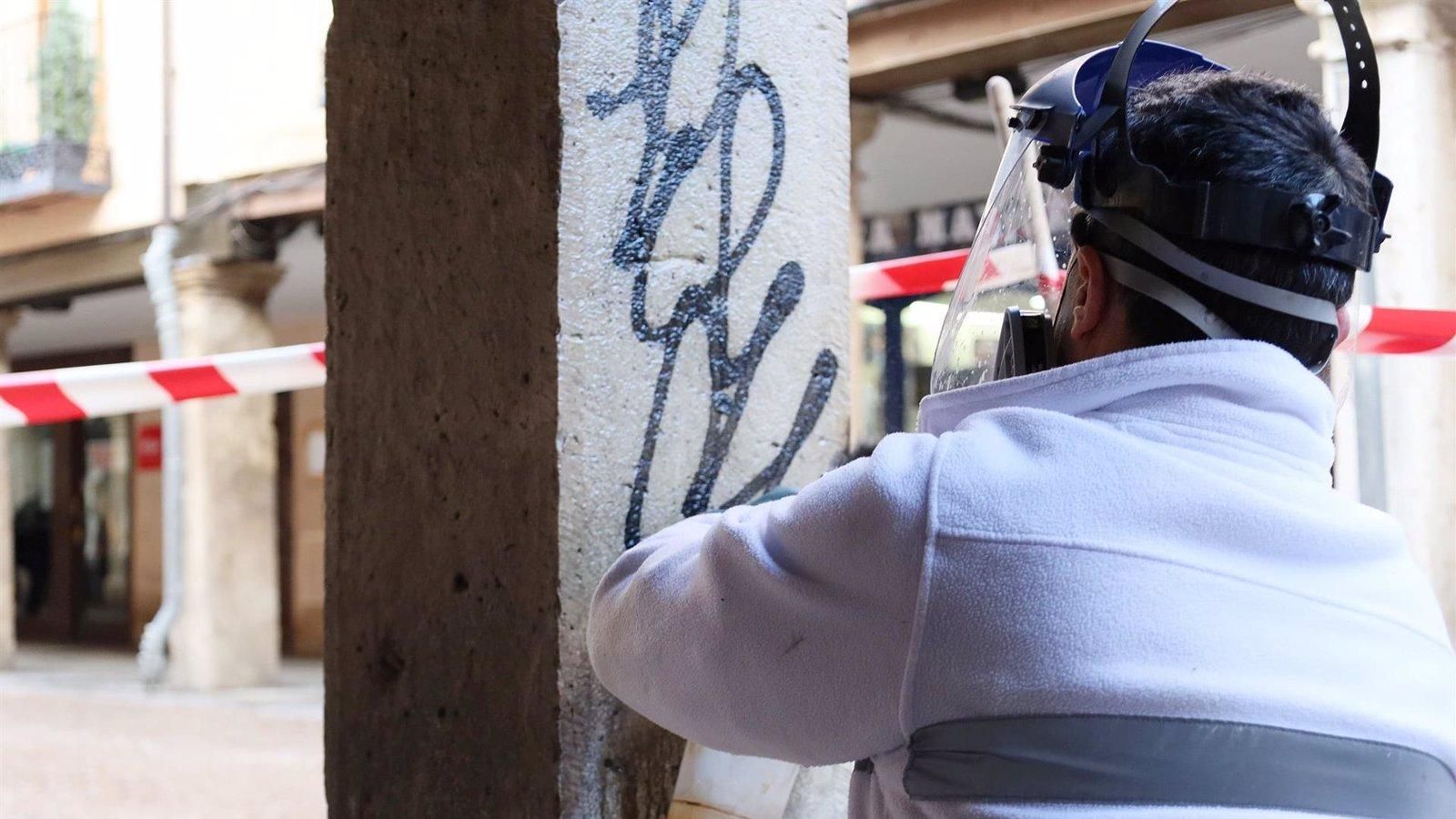 Alcalá de Henares refuerza la limpieza de pintadas con más de 9.500 actuaciones en 2024