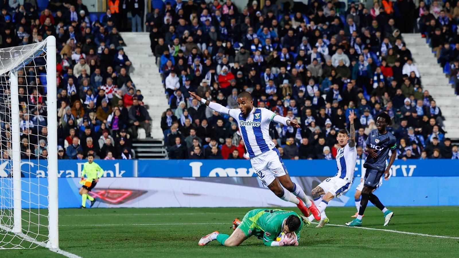 El Rayo Vallecano asegura su victoria europea en el estadio de Leganés