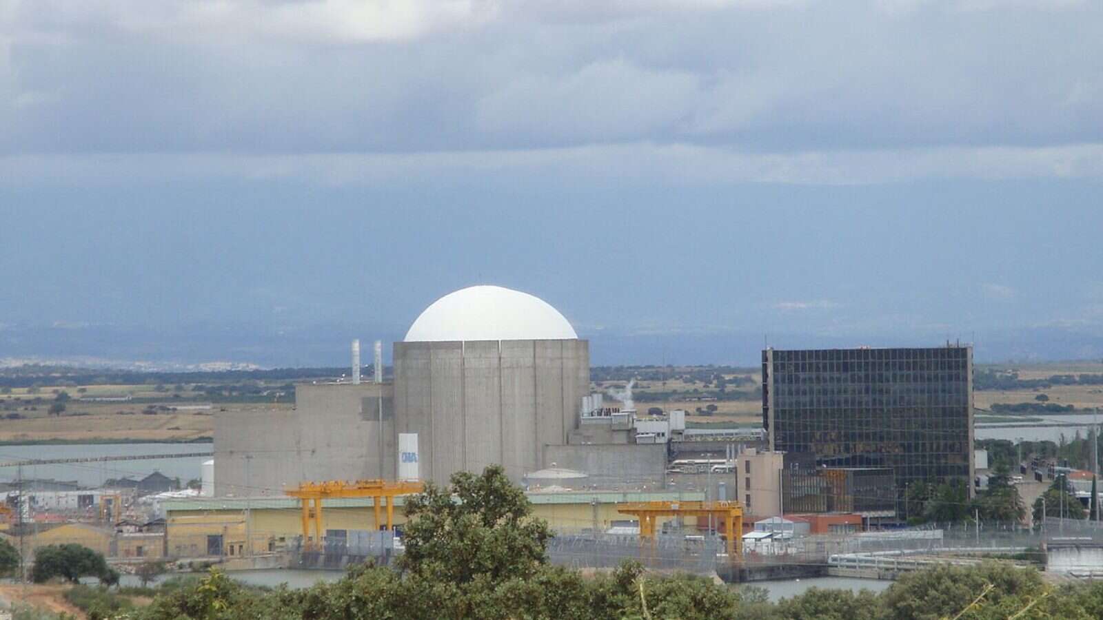 Ayuso y Guardiola reclaman en Almaraz la continuidad de la central nuclear