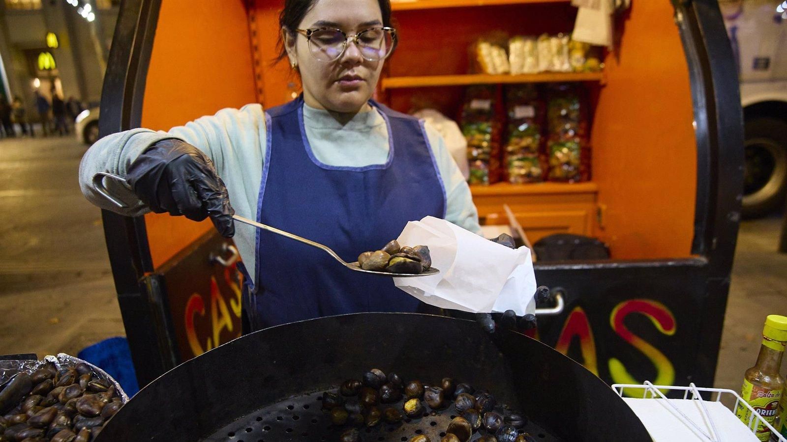 Los puestos de castañas vuelven a Madrid: el calor del invierno en cada esquina