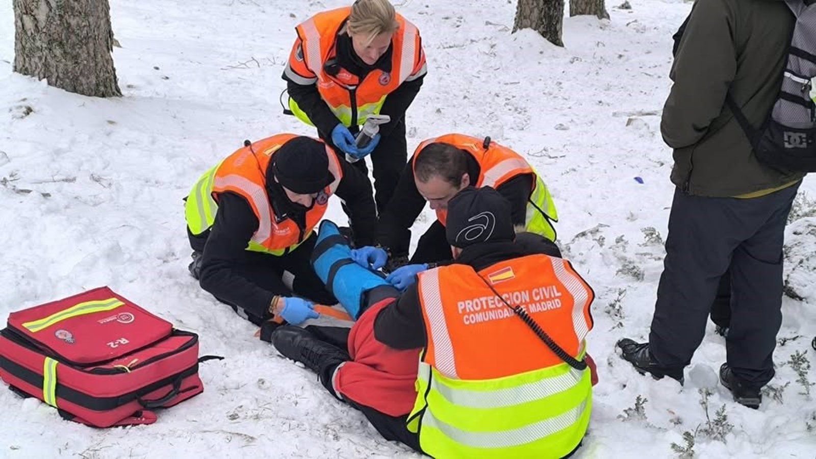 Protección Civil asiste a varias personas por caídas en Navacerrada durante el fin de semana