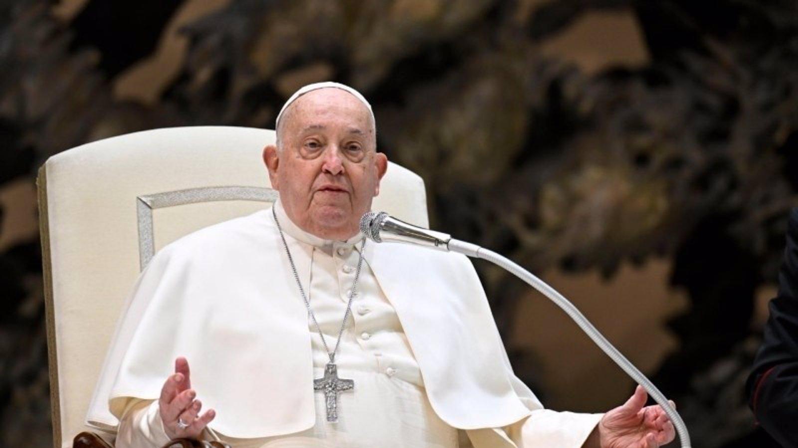 El Papa Francisco interrumpe su catequesis por problemas de bronquitis