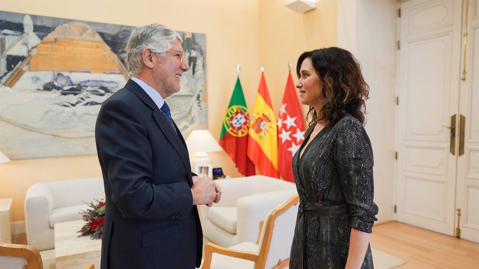 Ayuso refuerza los lazos entre Madrid y Portugal en un encuentro con el embajador luso