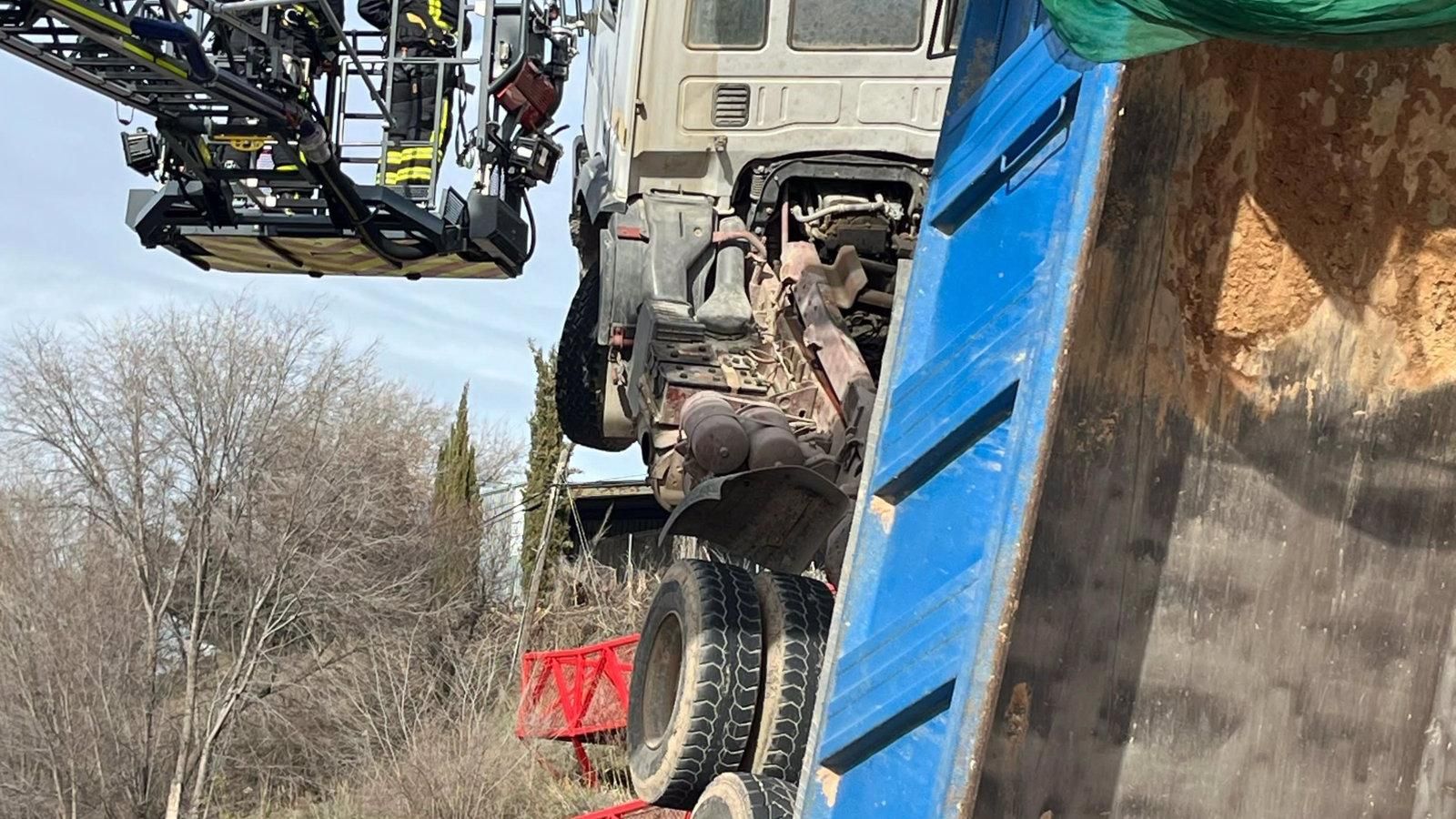 Un camionero resulta herido tras colisionar con un puente en Mejorada del Campo