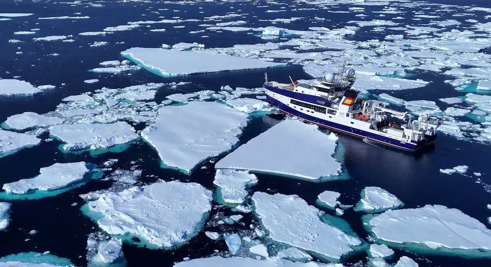 El buque español 'Odón de Buen' rompe hielo por primera vez en la Antártida