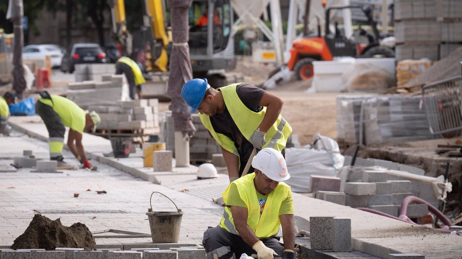 La afiliación extranjera baja en Madrid pero roza los tres millones en España tras crecer un 8%