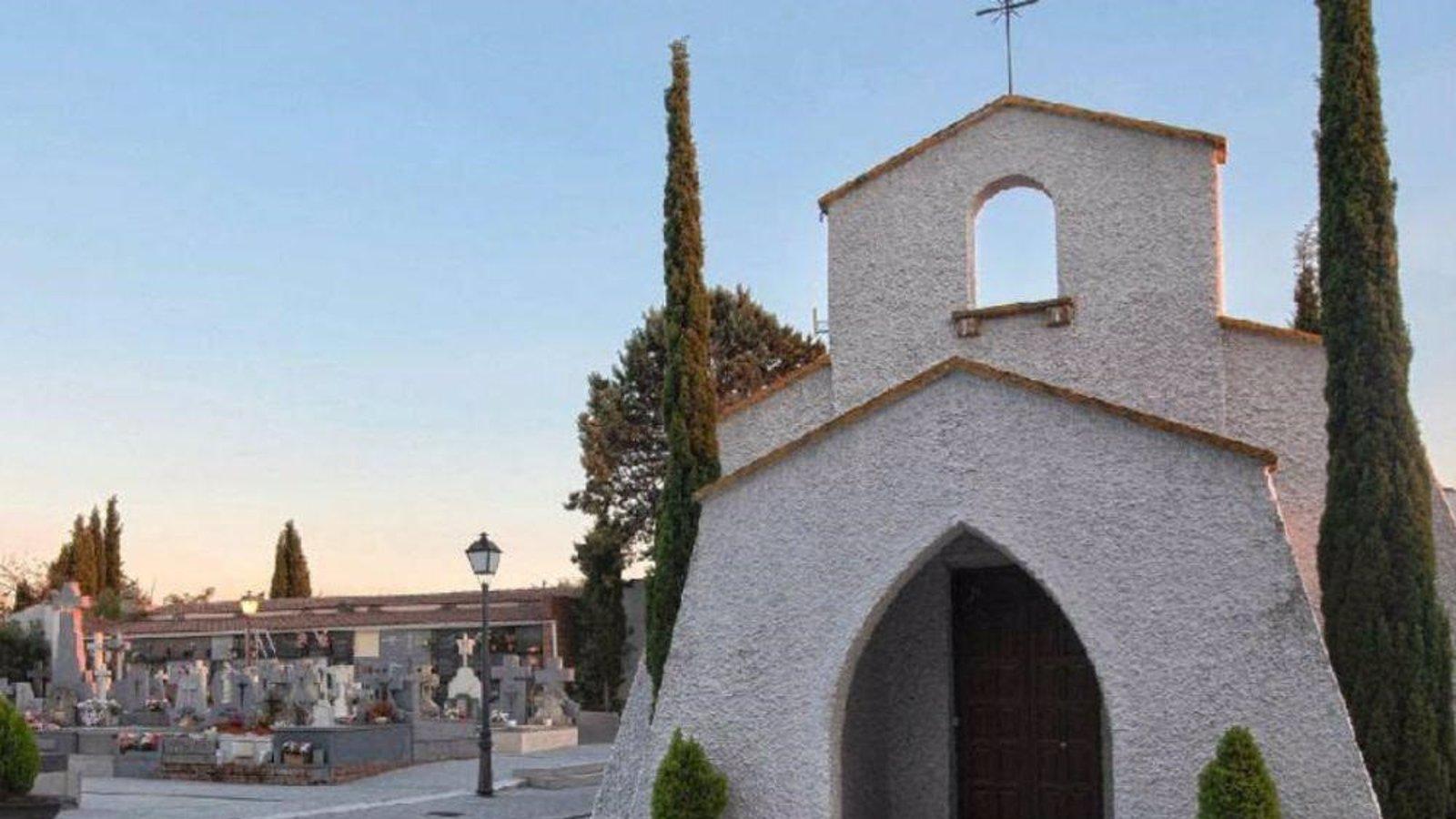 Un vehículo choca contra la fachada del cementerio de Majadahonda y derriba varias lápidas