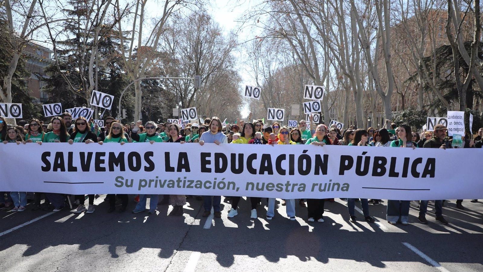 Miles de personas se manifiestan en Madrid en defensa de la educación pública