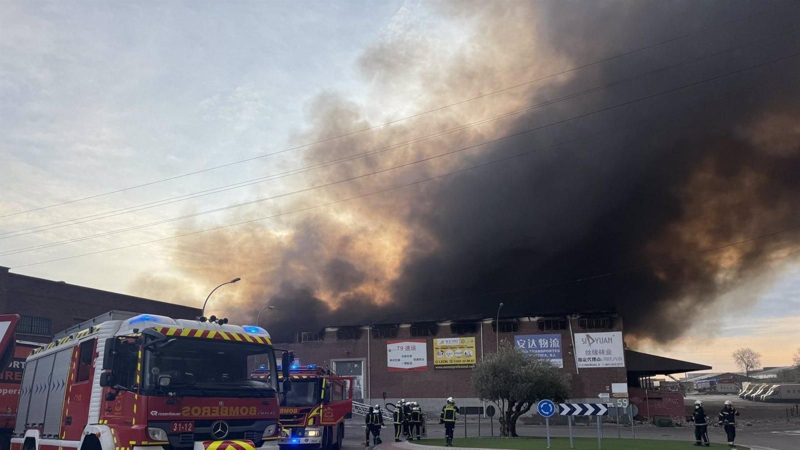 Colapsa la cubierta y una de las fachadas de la nave incendiada en Fuenlabrada