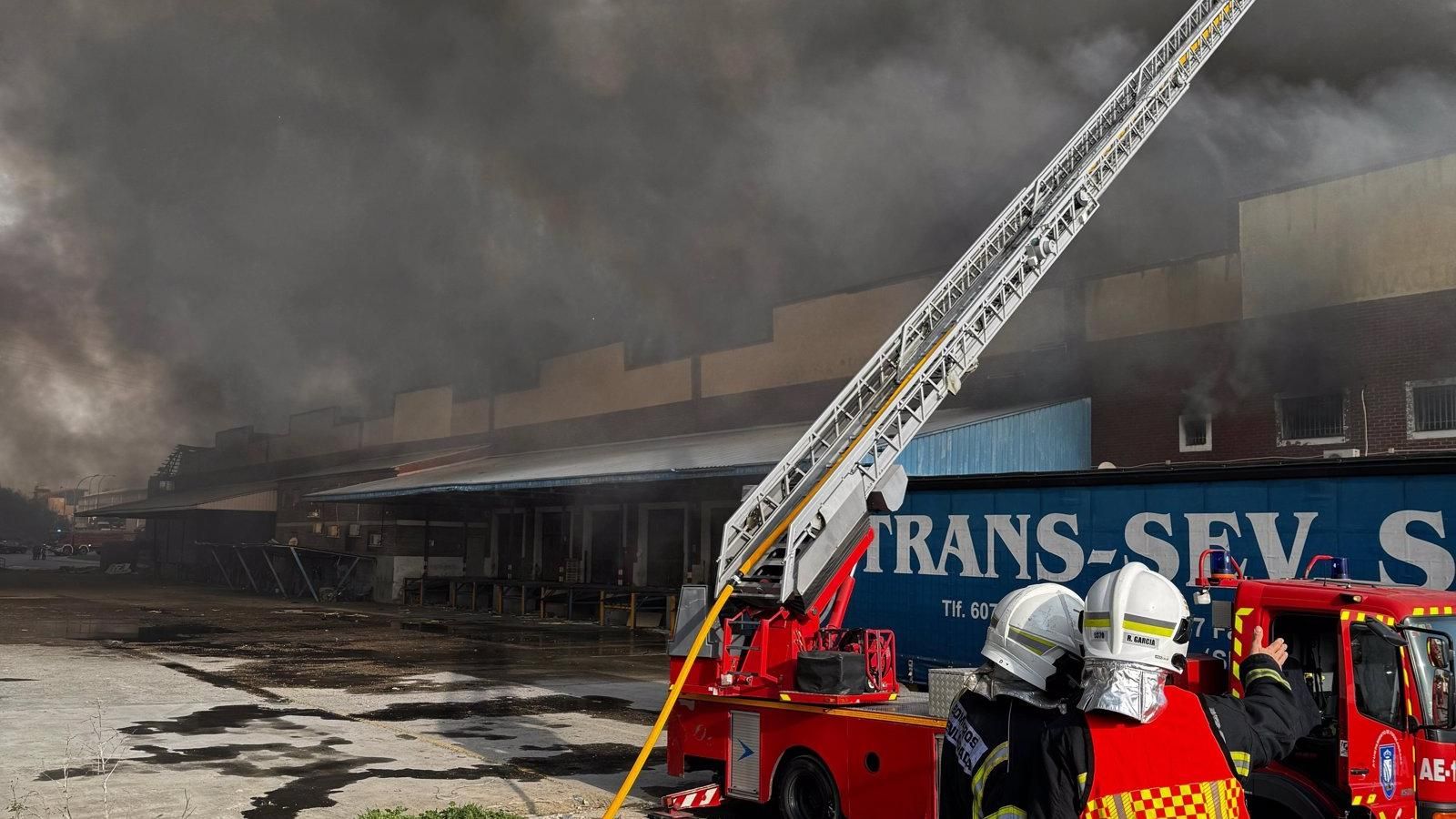 Un incendio en el polígono Cobo Calleja de Fuenlabrada casi bajo control tras quemar toneladas de ropa