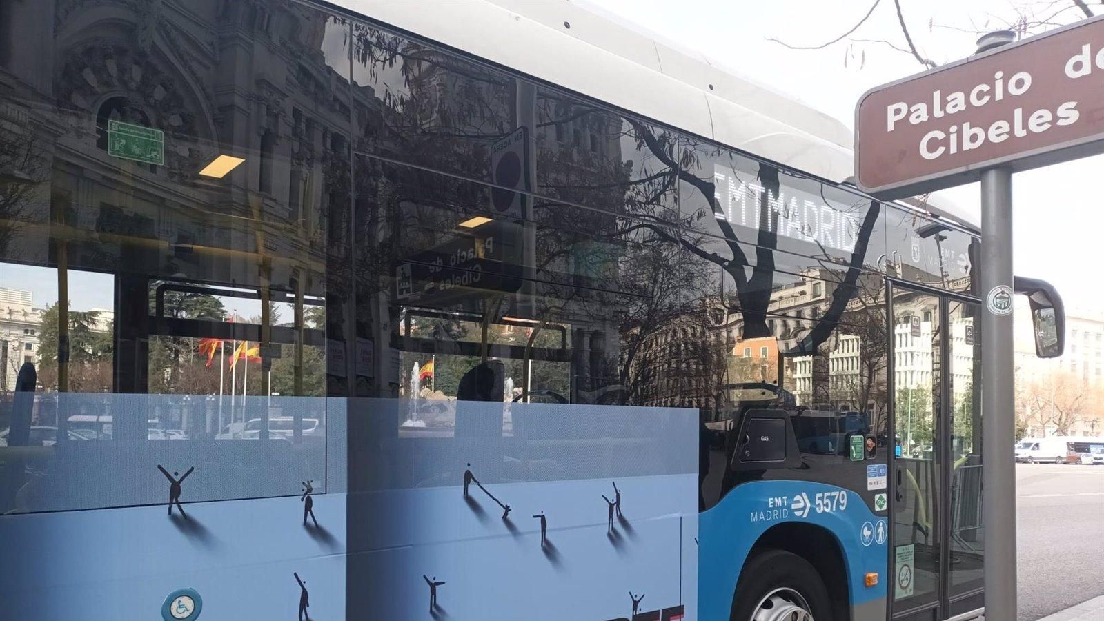 Autobuses de la EMT se convierten en lienzos urbanos con obras de artistas madrileños hasta el 10 de marzo