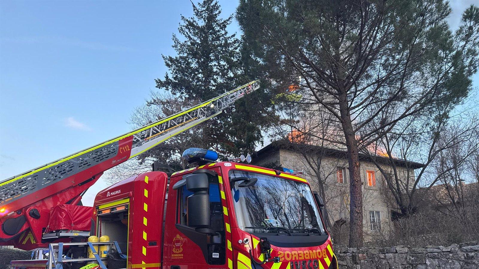 Un incendio en Alpedrete daña gravemente la cubierta de una vivienda sin causar heridos