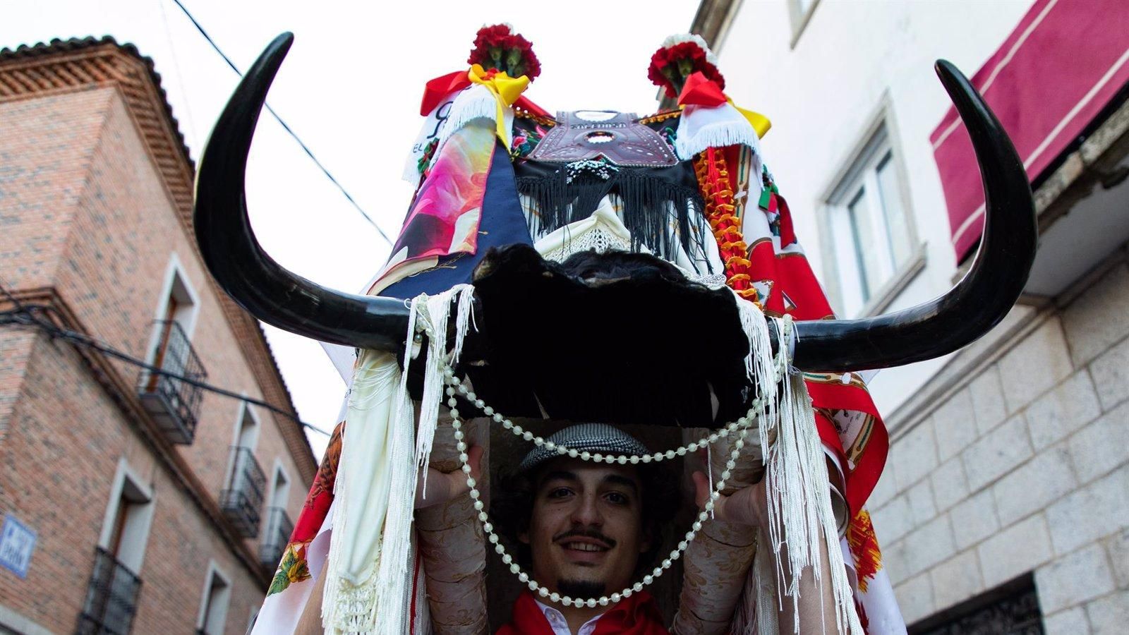 Entre vaquillas, máscaros y morandangos: Así celebran su carnaval los pueblos madrileños