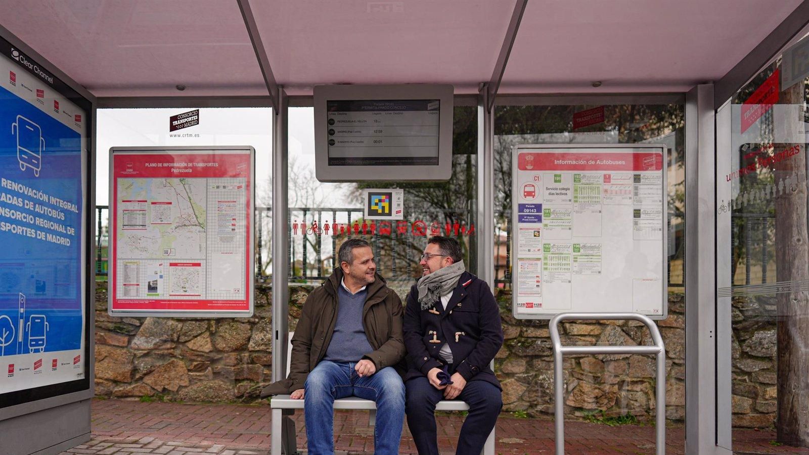 En marcha en Pedrezuela la primera marquesina de autobús con calefacción de la región