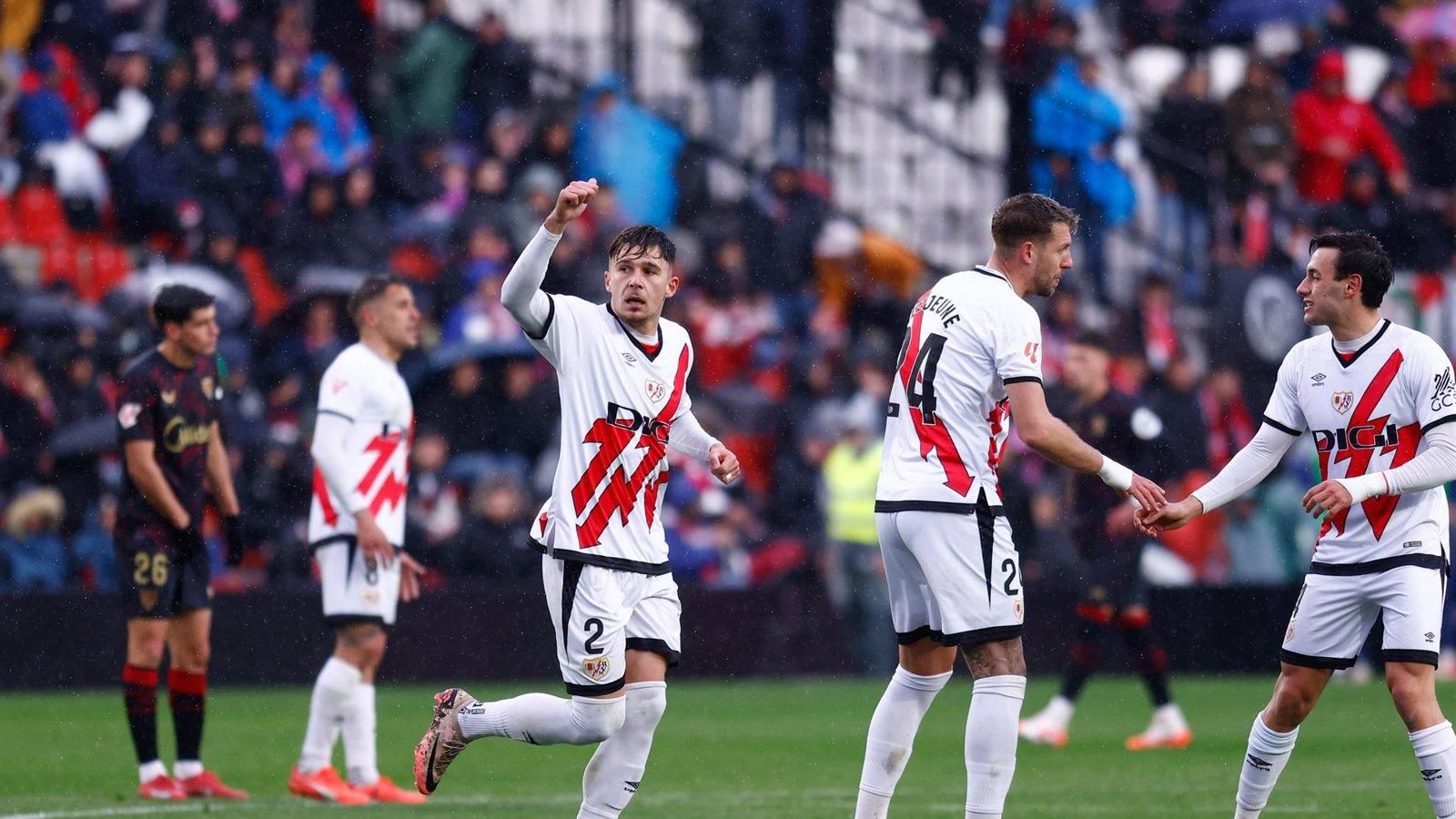 Rayo Vallecano y Sevilla igualan en un emocionante duelo bajo la lluvia en Vallecas