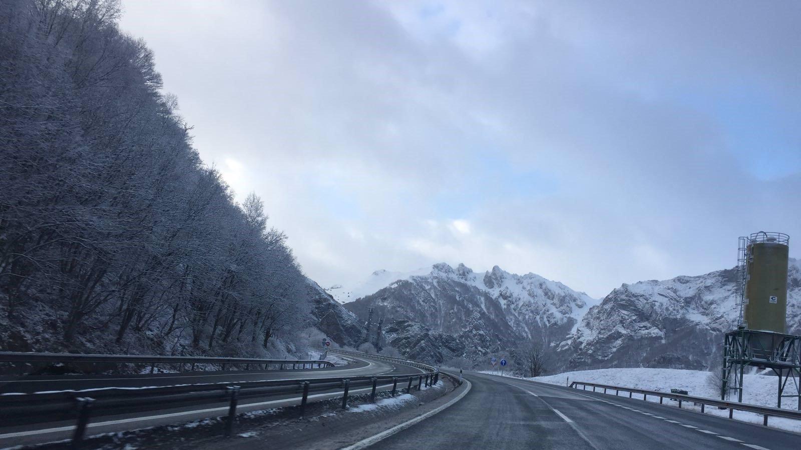 La DGT avisa de acumulación de nieve en las autovías y autopistas de Castilla y León y Madrid