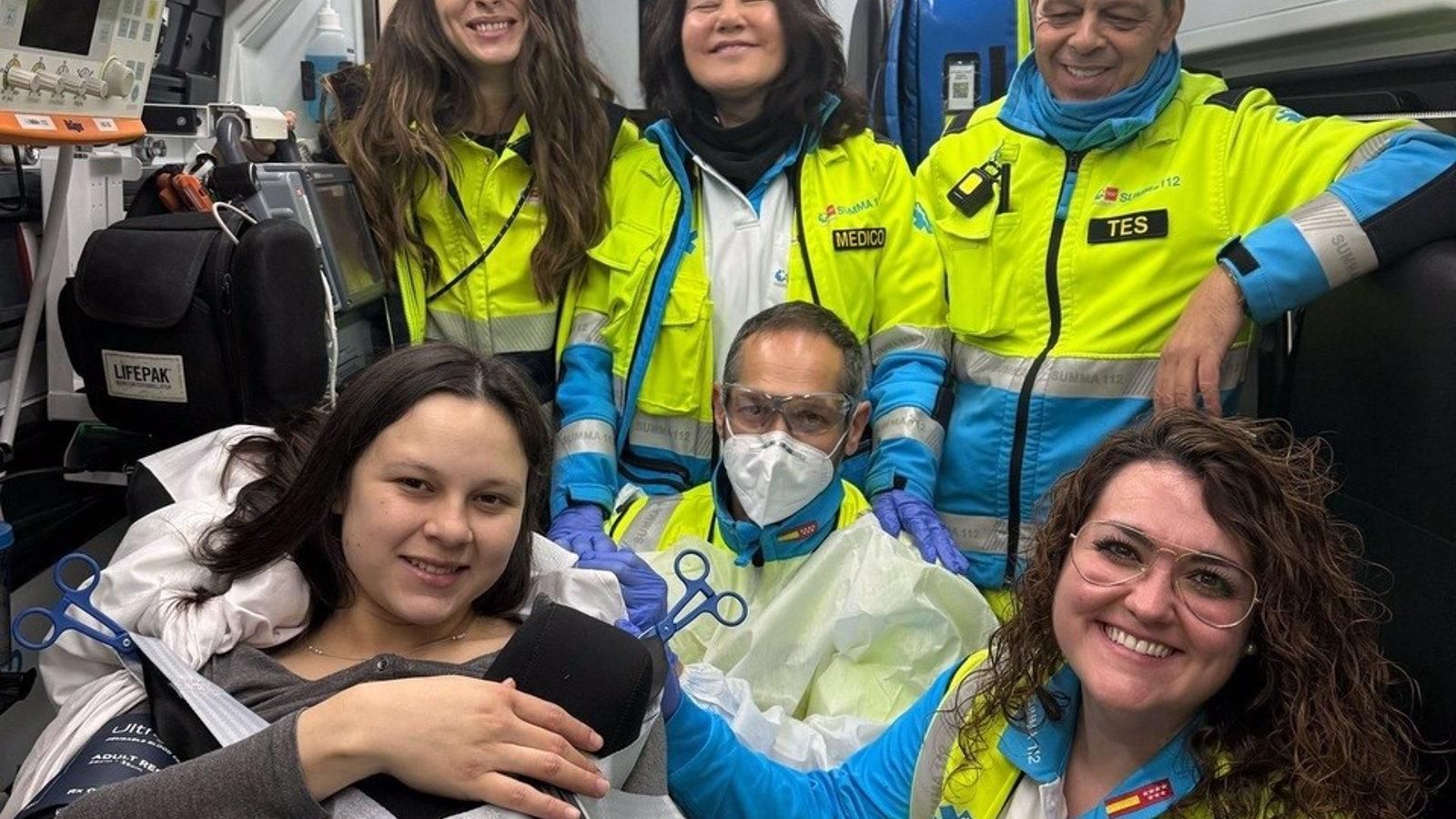 Los sanitarios del Summa 112 asisten un parto en casa en Madrid