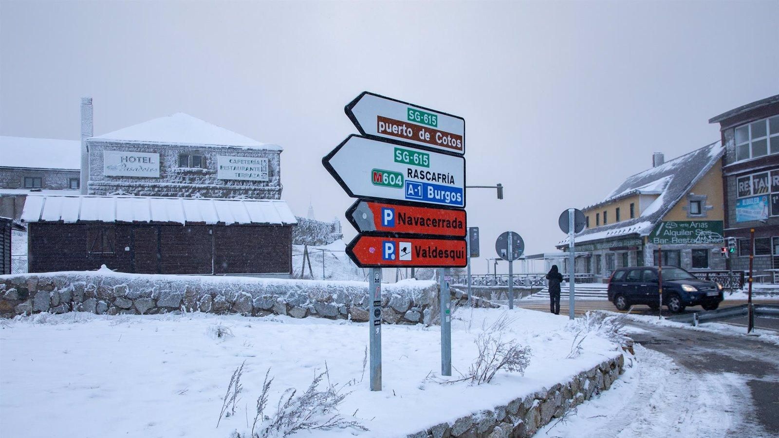 Obligatorio el uso de cadenas en varios puertos de la Comunidad de Madrid por acumulación de nieve