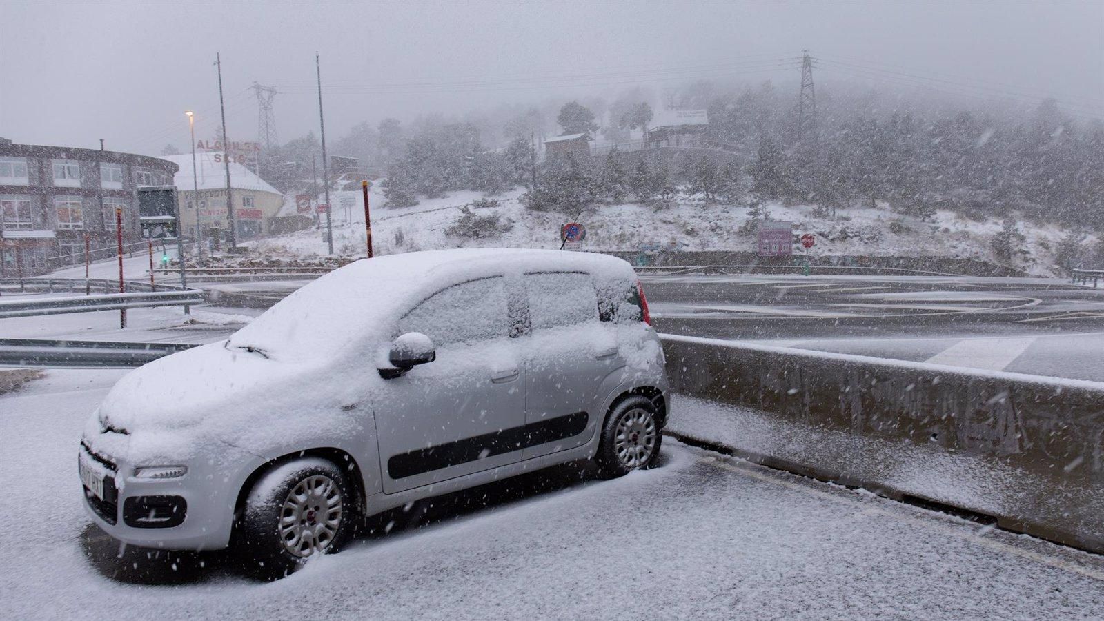 Dificultades por la nieve en las carreteras de montaña de la Comunidad de Madrid 