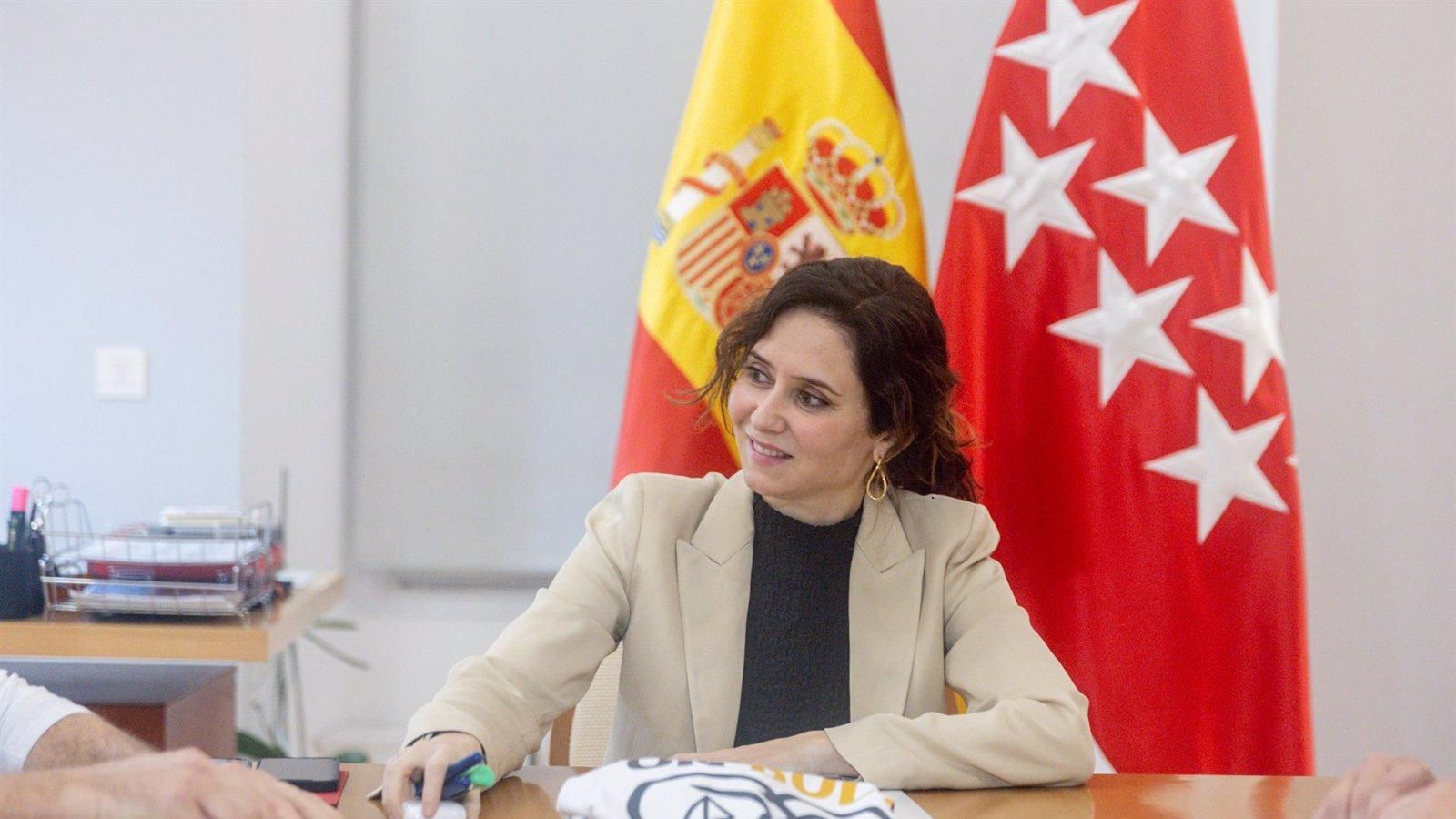 Ayuso acusa a Sánchez de debilitar la soberanía de España y esconderse en Europa