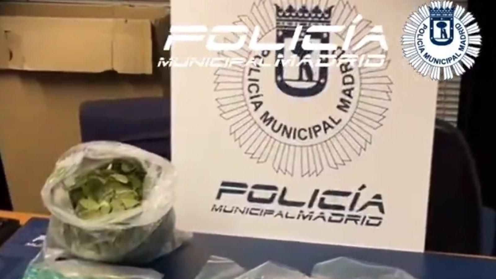 La policía detiene al dueño de una frutería en Usera por vender hojas de coca