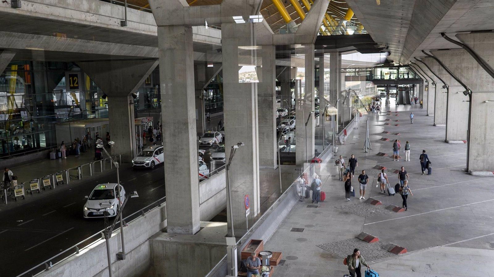 Madrid reprocha a Aena su "decisión precipitada" de desalojar a personas sin hogar del aeropuerto de Barajas