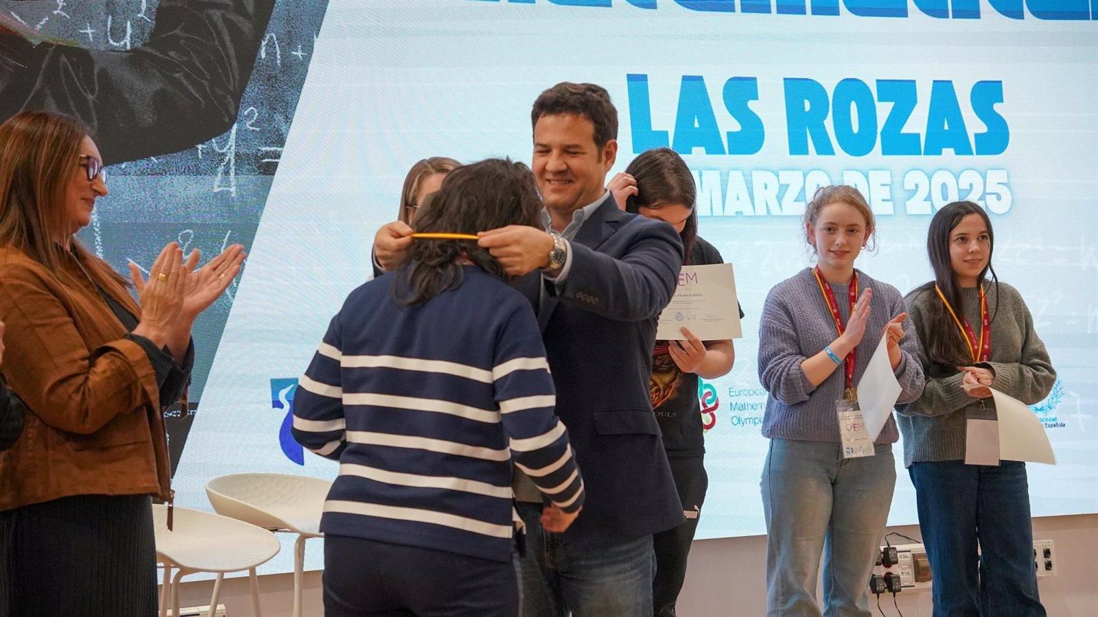 De la Uz ensalza el talento de las jóvenes de Las Rozas en la Olimpiada Femenina de Matemáticas