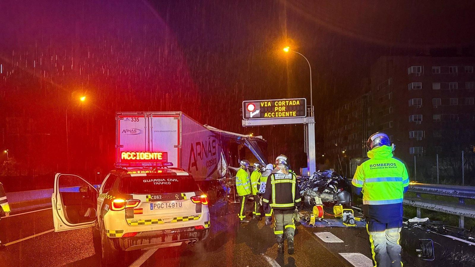 Dos fallecidos en accidentes simultáneos en la A-4 durante la madrugada