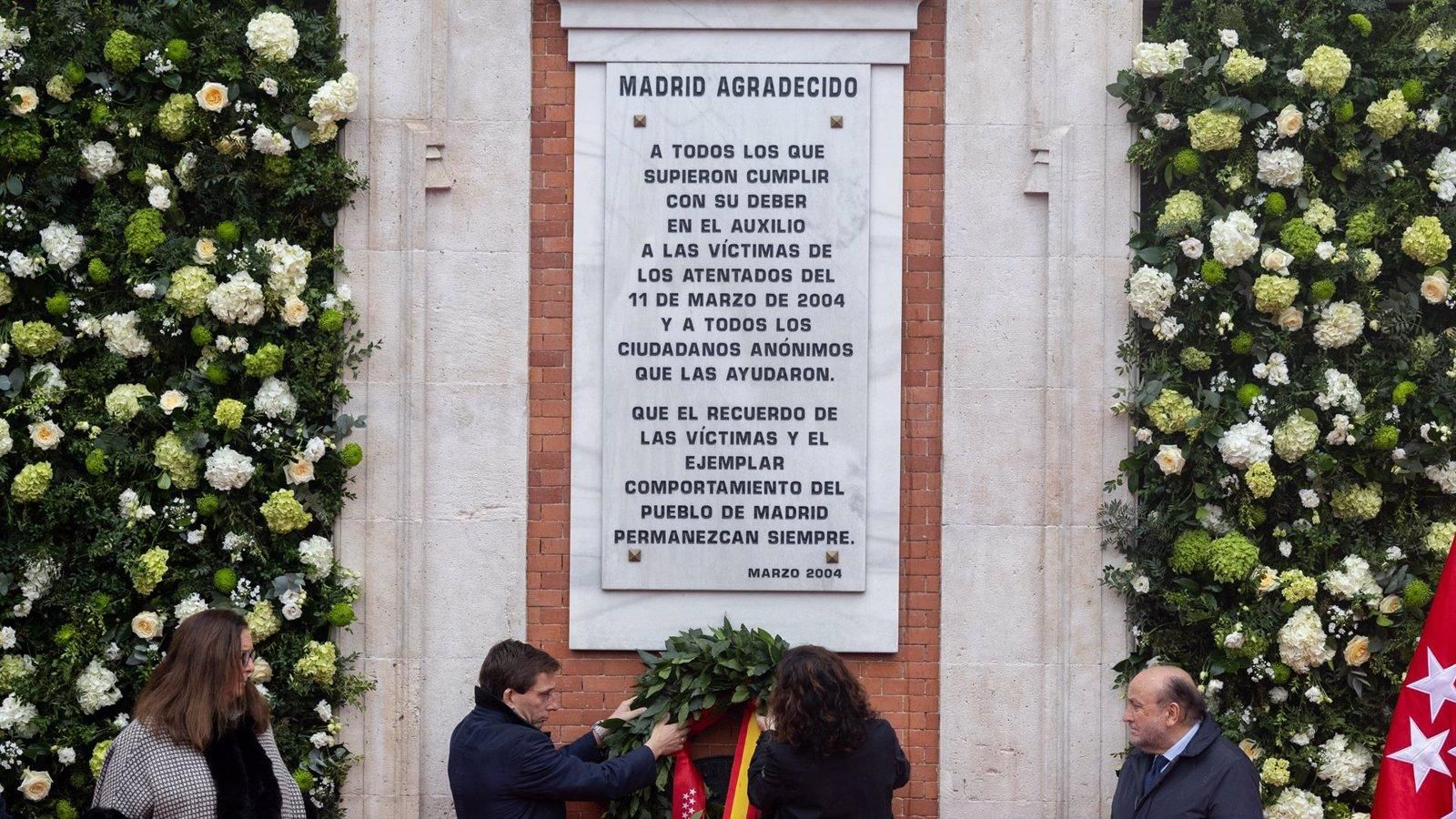 El XXI aniversario del 11-M arranca con un solemne homenaje en la Puerta del Sol