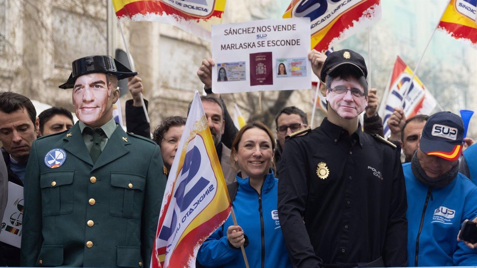 Policías y guardias civiles protestan en el Congreso contra el pacto migratorio entre PSOE y Junts