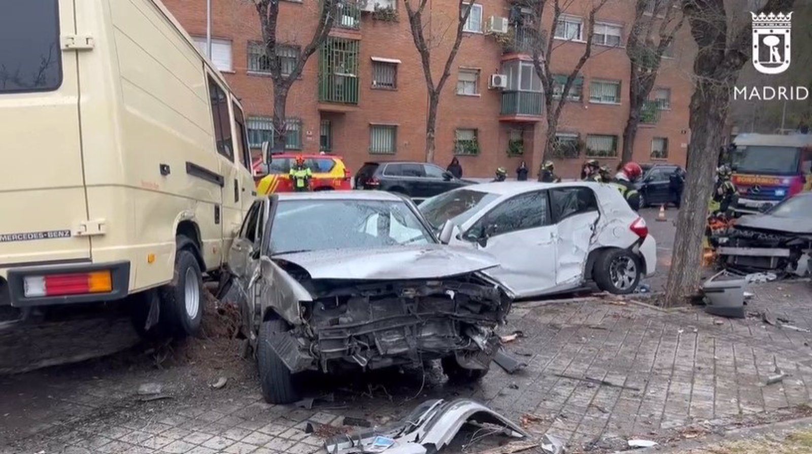 Herido un camionero tras perder el control y chocar contra nueve vehículos en Vallecas