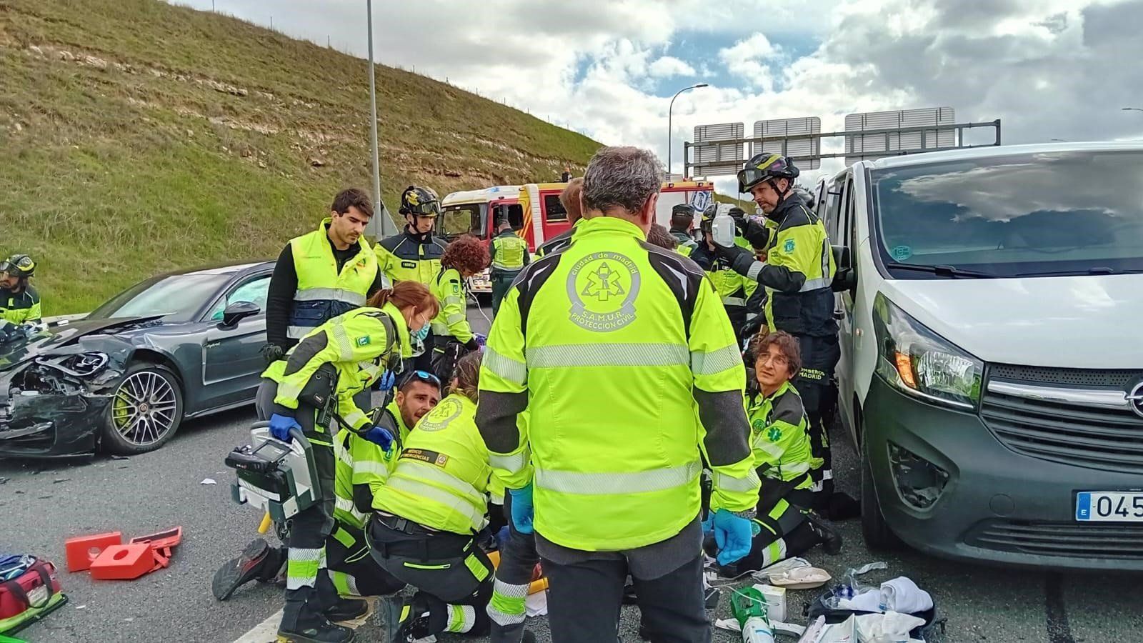 Un motorista sufre heridas graves tras un accidente con un coche en la M-40