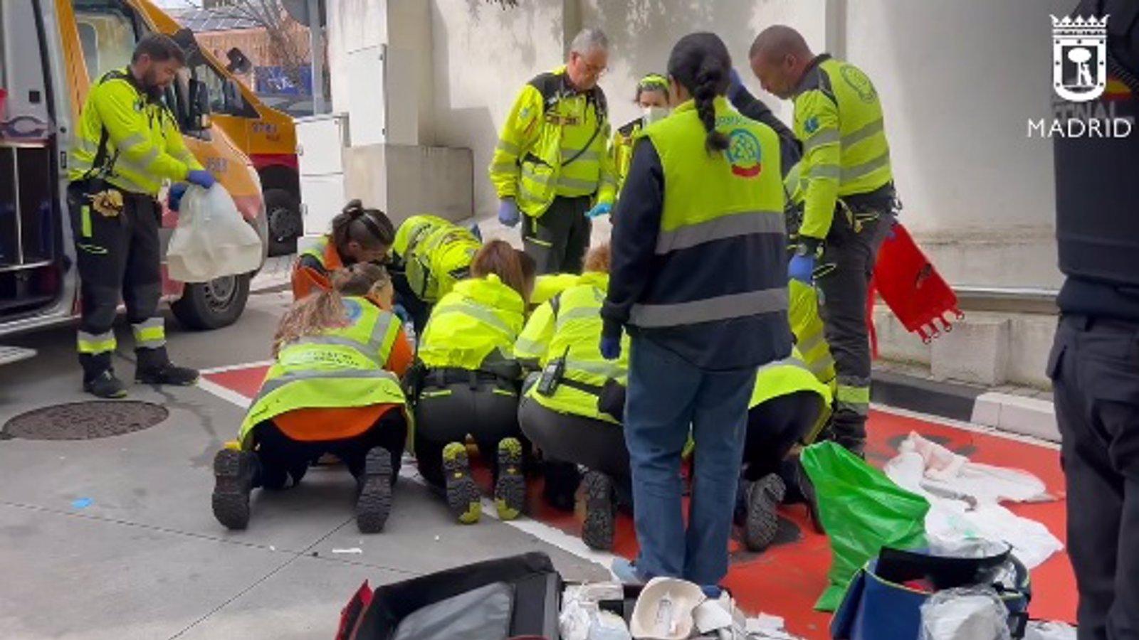 Un motorista sufre un accidente tras colisionar con un muro en Chamartín