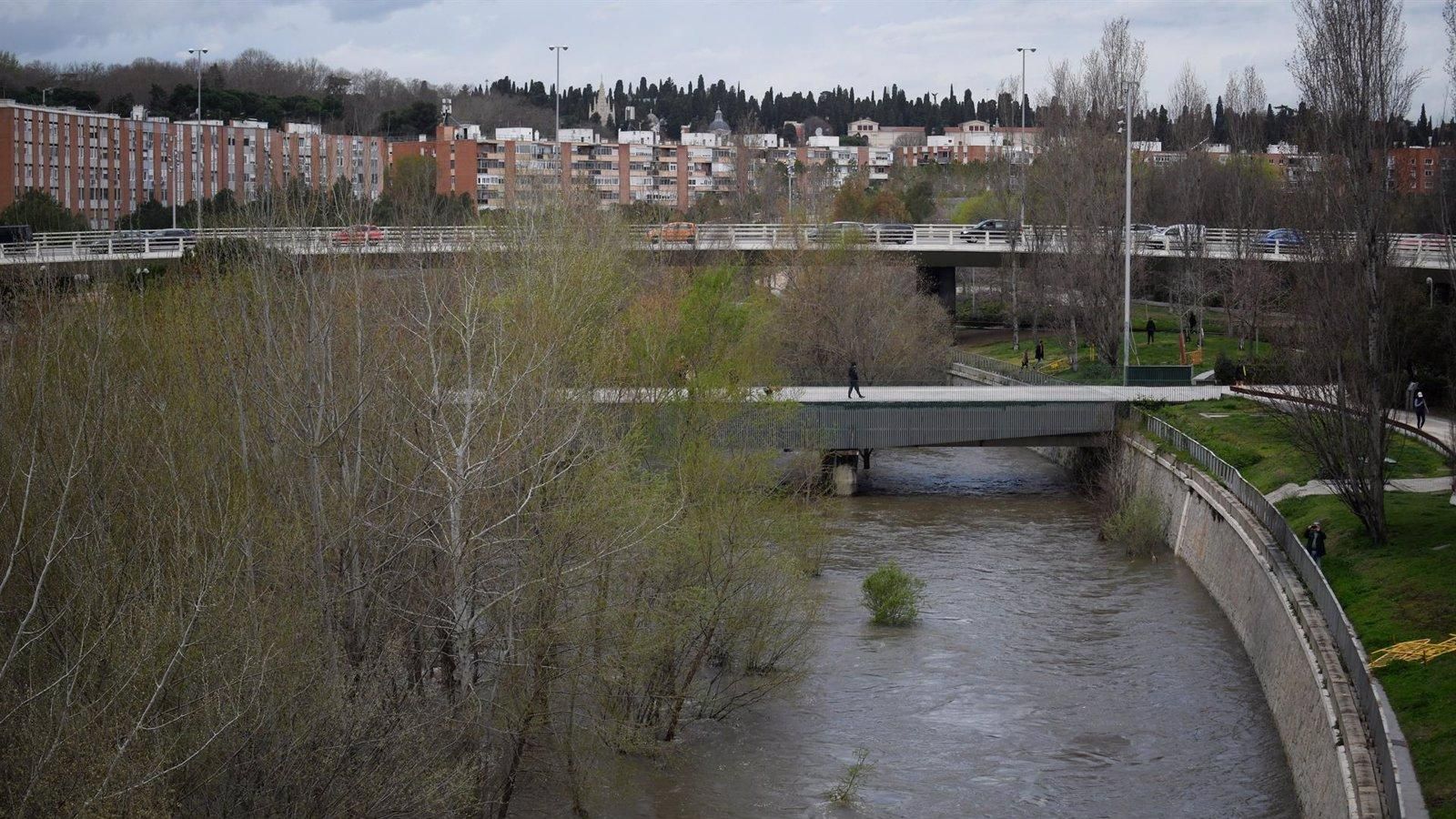 Emergencias Madrid recomienda limitar los desplazamientos por las intensas lluvias