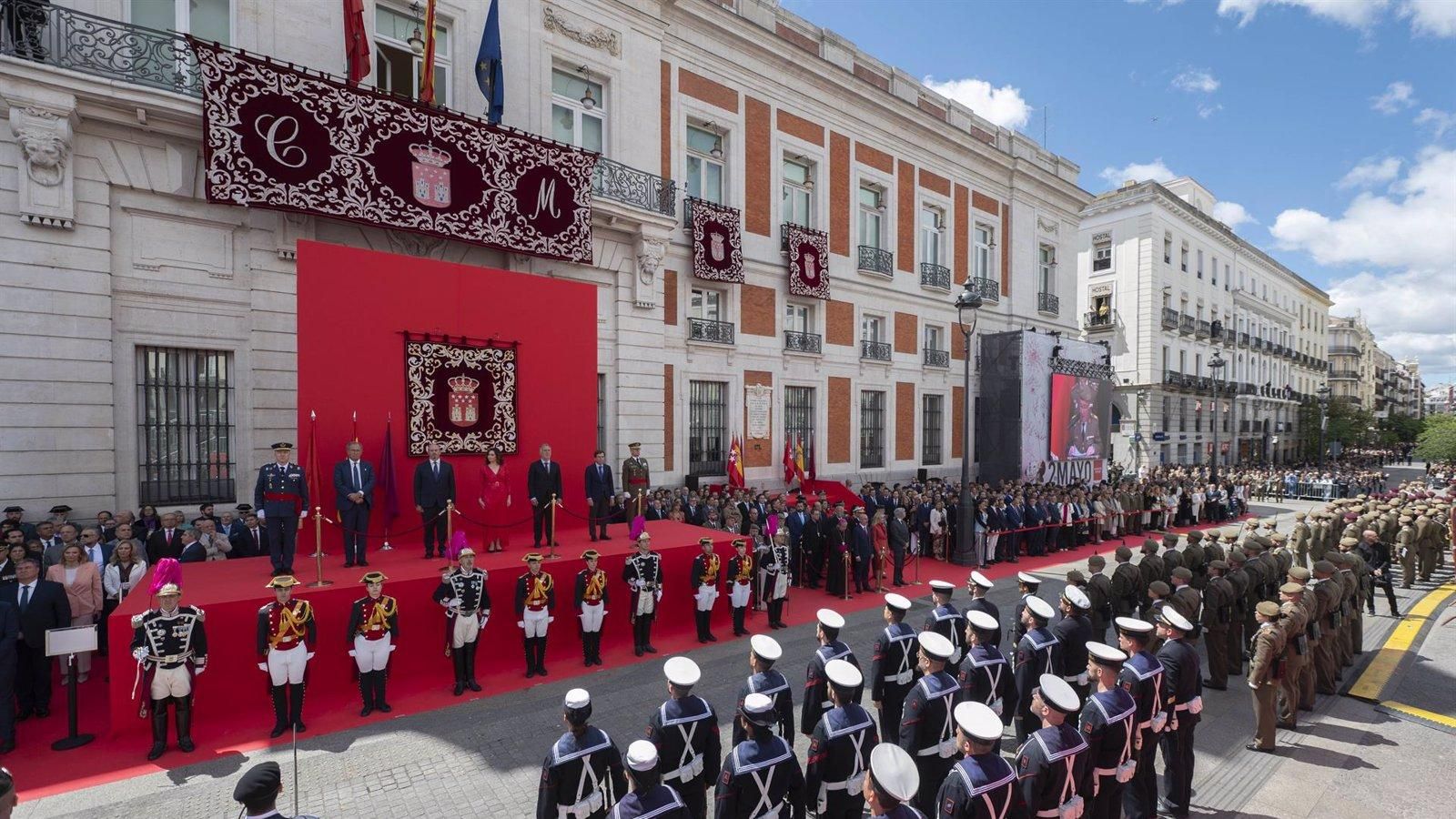 Ayuso pide a Defensa mantener el desfile del Dos de Mayo