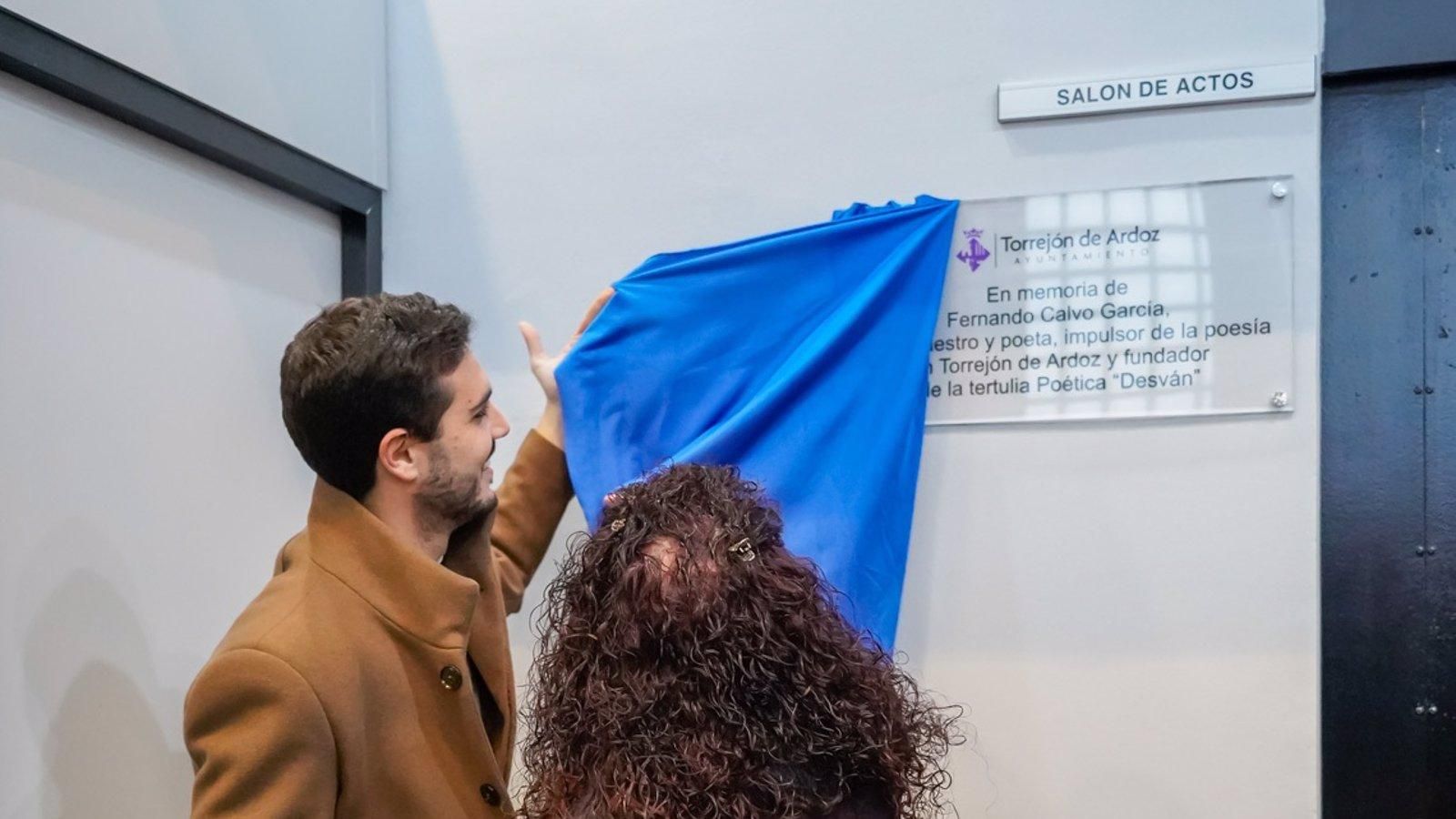 Torrejón homenajea al poeta Fernando Calvo García con una placa en el Centro Cultural Las Fronteras