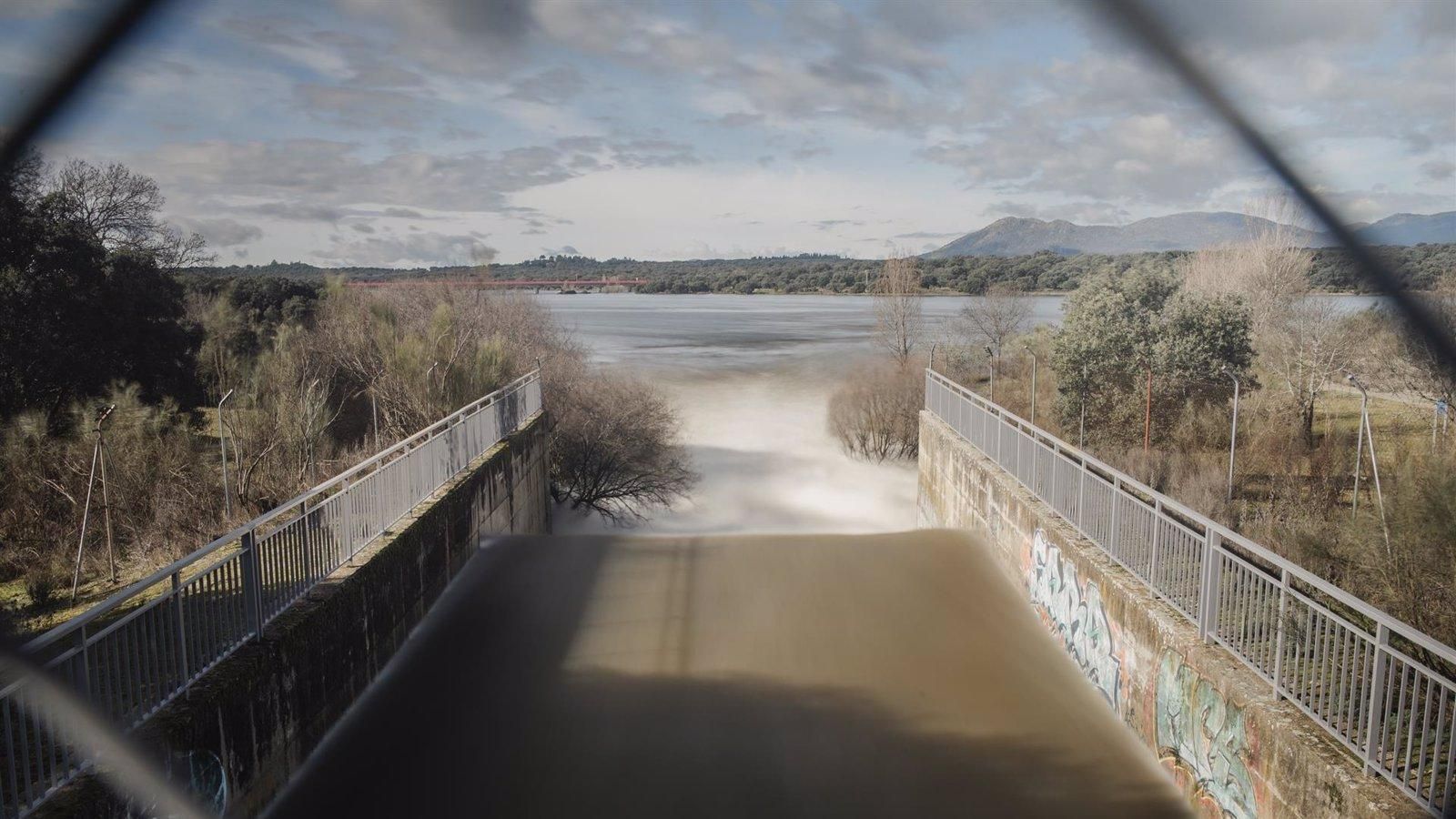 El Canal de Isabel II desembalsa agua en todas sus presas para regular las crecidas por las lluvias y el deshielo