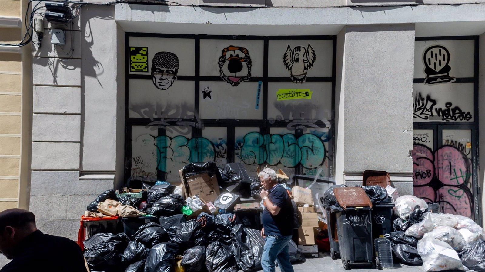 Madrid refuerza la recogida para retirar las toneladas de basura acumuladas por la huelga