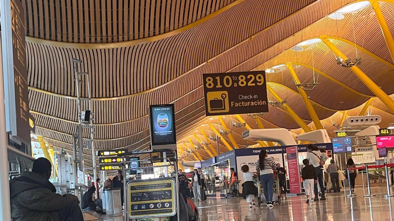 Solo 14 migrantes en Barajas han aceptado la ayuda del Ayuntamiento de Madrid